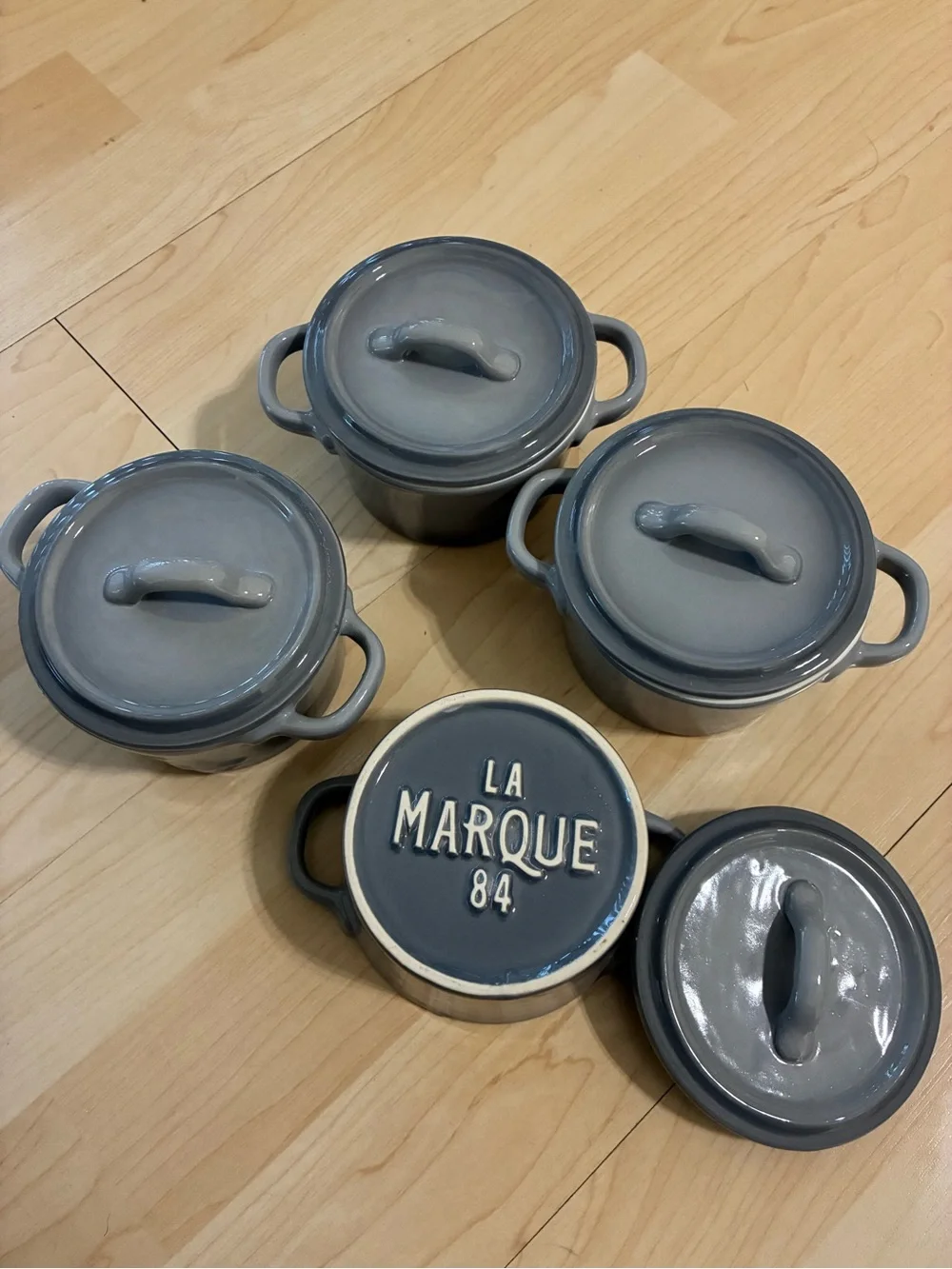 LA MARQUE 84 Set of 4 Gray Ceramic Lidded Bowls w/ Handles Round 5 in